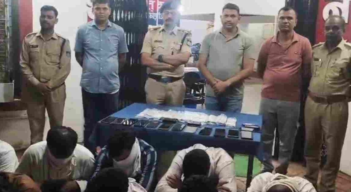Dewas News: जंगल में चल रहा था लाखों का जुआ, पुलिस ने मारी दबिश, 12 आरोपी गिरफ्तार, 12.86 लाख की सामग्री जब्त