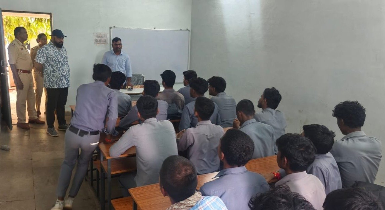 Balod News: शासकीय ITI राजहरा में छात्रों से मारपीट का आरोप, शिक्षक के खिलाफ FIR दर्ज