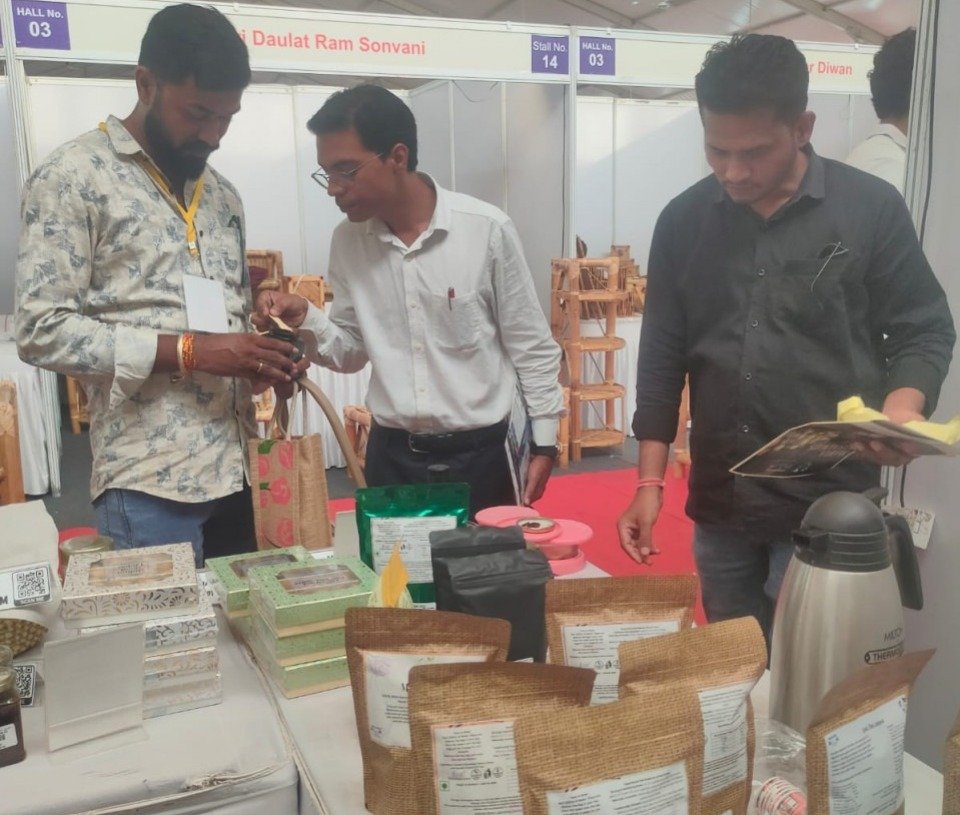 Raipur Industrial Fair: महुआ से बने आधुनिक उत्पादों ने खींचा लोगों का ध्यान, जशपुर की वन उपज को मिला राष्ट्रीय मंच