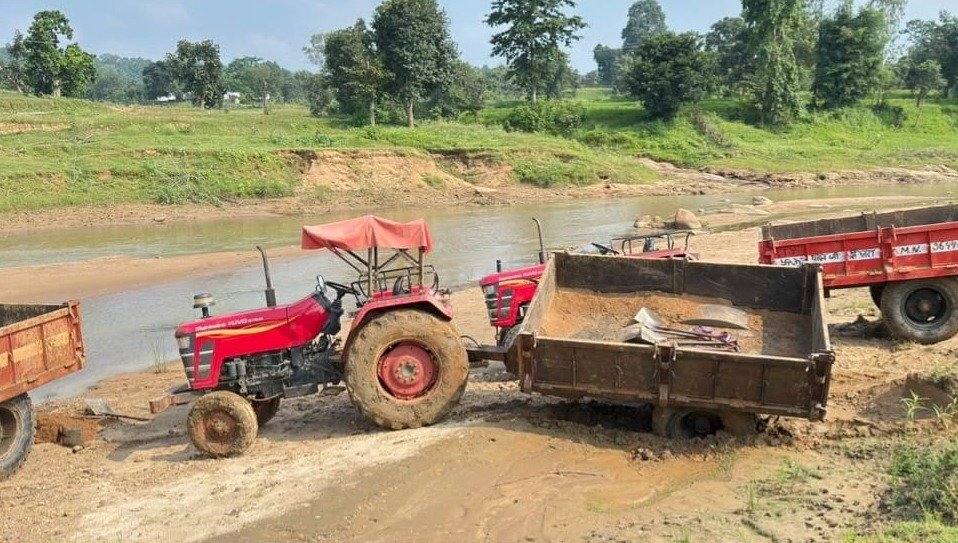 GPM Illegal Mining: CM हेल्पलाइन शिकायत पर कार्रवाई, अवैध रेत परिवहन में 5 वाहन जब्त