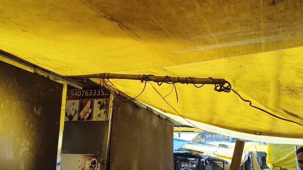 Sanjay Market Accident: दोसा सेंटर लगाने वाले 16 वर्षीय युवक की करंट लगने से मौत, CCTV में कैद हुई घटना