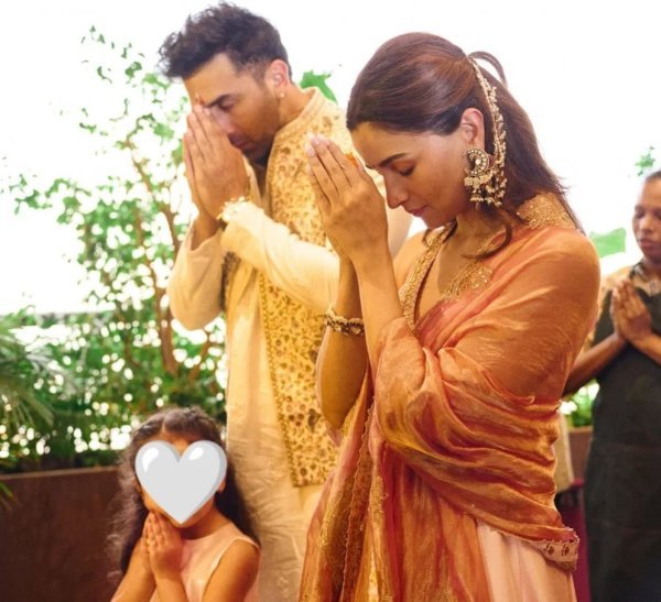Bollywood Fashion Trends: गणेश चतुर्थी पर राहा कपूर का प्यारा अंदाज, आलिया संग मैचिंग ड्रेस में दिखीं