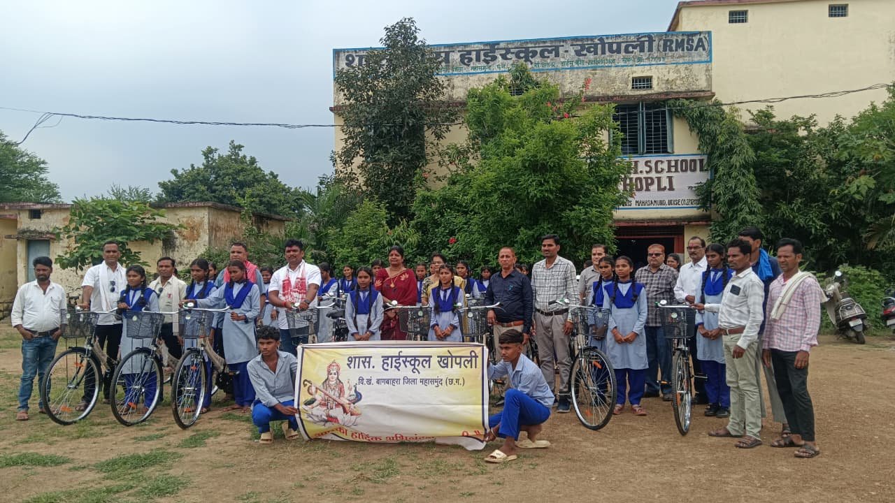 Saraswati Cycle Scheme: हाई स्कूल में 31 छात्राओं को मिली निःशुल्क साइकिल, भीखम सिंह ठाकुर ने किया वितरण