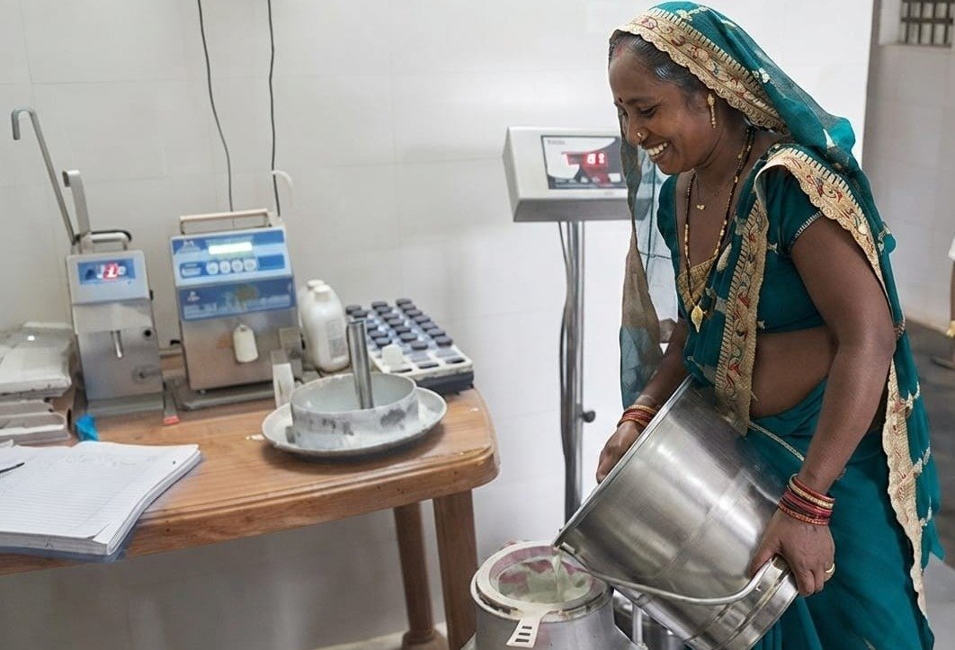 Mahasamund Dairy Scheme: मजदूरी छोड़ डेयरी बनी सहारा, महासमुंद की आदिवासी महिलाओं ने लिखी आत्मनिर्भरता की कहानी
