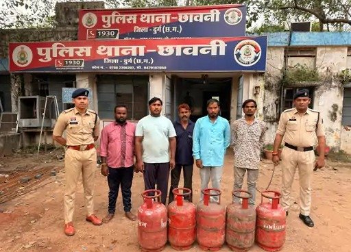 LPG Cylinder Theft Case: गैस सिलेंडर चोरी मामले में कार्रवाई, 3.50 लाख के सामान के साथ 8 आरोपी गिरफ्तार