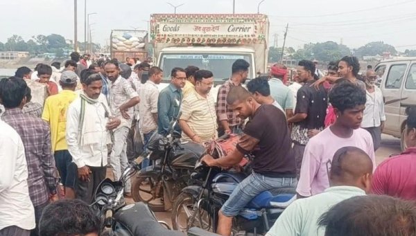 Abhanpur News: महानदी पुल पर पिकअप की टक्कर से बाइक सवार की मौत, एक गंभीर रूप से घायल