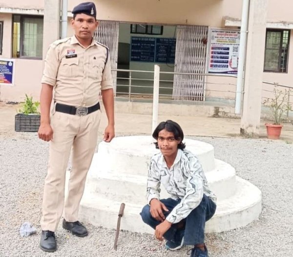 Mahasamund Crime News: कोमाखान में कटार लहराकर दहशत फैलाने वाला युवक गिरफ्तार