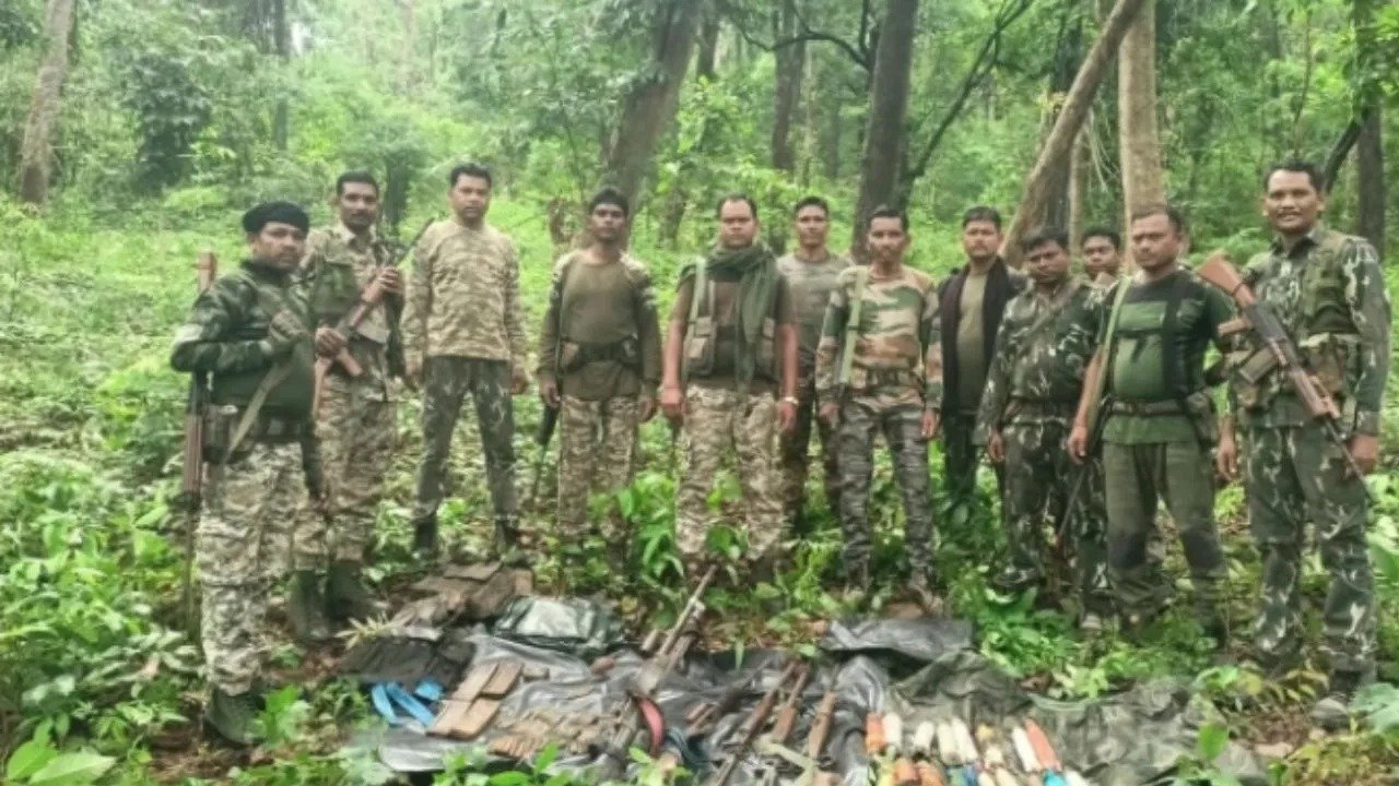 Naxal Dump Recovery: लंका पहाड़ी जंगल में नक्सली ठिकाने का खुलासा, भारी मात्रा में हथियार और विस्फोटक जब्त