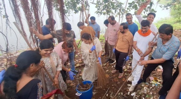 Seva Sankalp Abhiyan: महासमुंद के बंधवा तालाब में चला स्वच्छता अभियान, जनप्रतिनिधियों ने किया श्रमदान और पौधरोपण