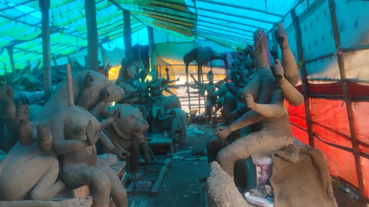 Sculptors crafting an idol (Image Source: Keertiman Media)