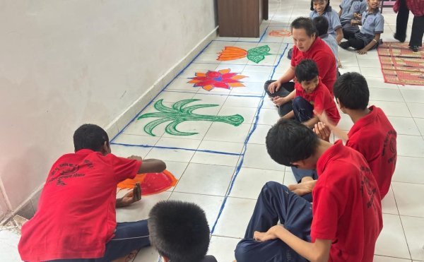 Seva Sankalp Abhiyan: दिव्यांगजनों को मिले सहायक उपकरण, बच्चों ने रंगोली से दिखाई प्रतिभा
