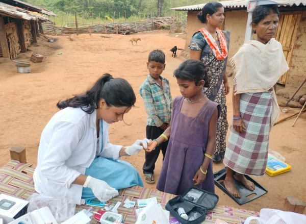 Bastar Health Team: स्वास्थ्य केंद्र से दूर गांव में पहुंची टीम, मलेरिया-सिकल सेल समेत कई बीमारियों की हुई जांच
