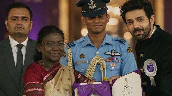 Bollywood Celebrities News: नेशनल अवॉर्ड लेकर लालबागचा राजा पहुंचे कार्तिक आर्यन, बप्पा के चरणों में रखा सम्मान