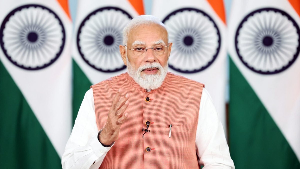 PM Modi will interact with passengers today.(Image Source: akashvani)