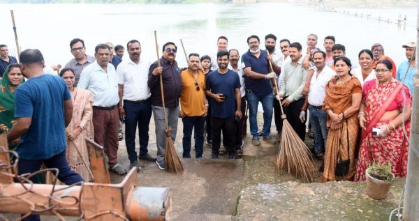 Seva Sankalp Abhiyan: पर्यावरण बचाने और समस्याओं के समाधान के लिए प्रशासन की पहल, शिवनाथ तट पर सफाई और सेवा शिविर
