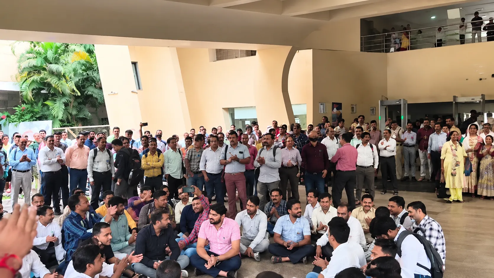 Raipur Mantralaya Employees Protest: खटारा बसों के भरोसे मंत्रालयीन कर्मचारी, आग की लपटों के बाद सड़कों पर उतरे