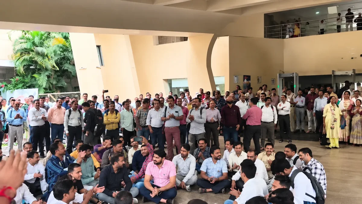 Protest by employees at the Raipur Mantralaya