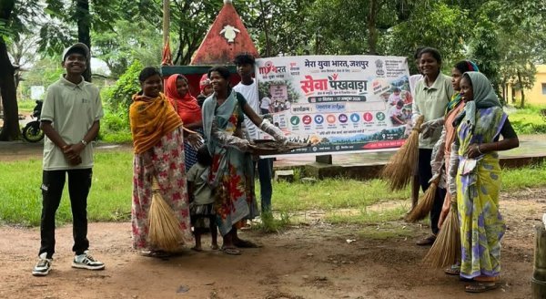 MY Bharat Jashpur: युवाओं ने चलाया स्वच्छता अभियान, पौधरोपण कर दिया पर्यावरण संरक्षण का संदेश