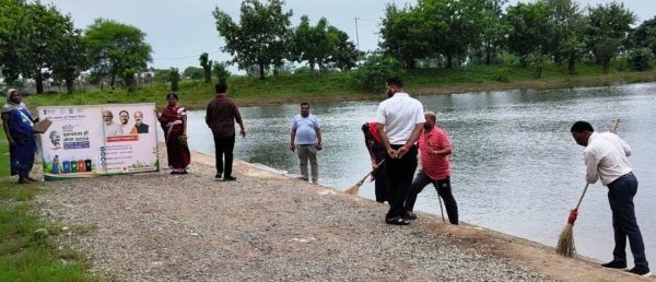 Water Conservation: तालाबों की सफाई कर दिया पर्यावरण संरक्षण का संदेश, जनप्रतिनिधियों ने भी किया श्रमदान