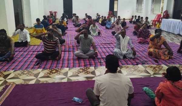 Yoga Camp Jashpur: सेवा संकल्प अभियान के तहत लगे योग-ध्यान शिविर, लोगों ने लिया स्वस्थ जीवन का संकल्प