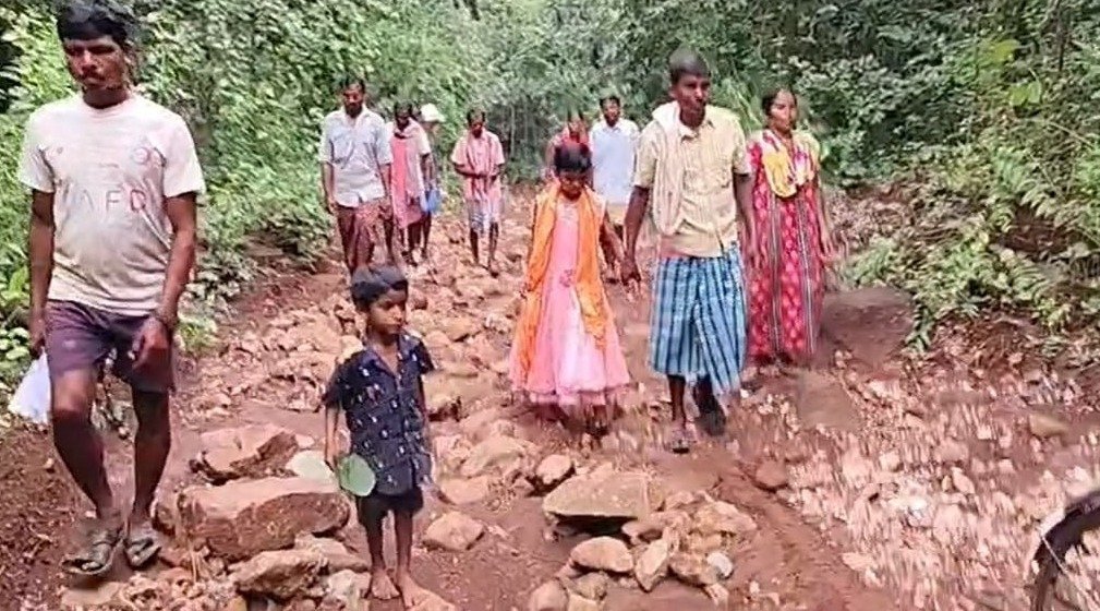 Gumiyabeda village road problem in Chhattisgarh(Image Source: Keertiman Media)