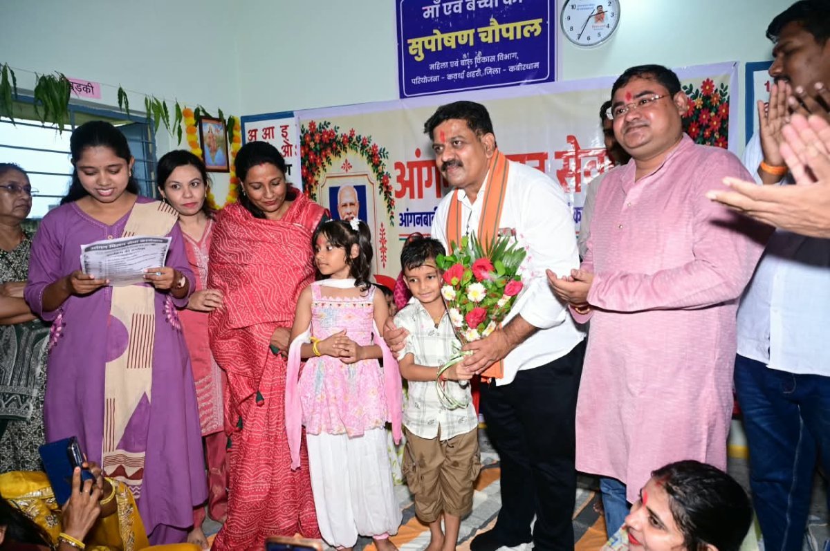 Deputy CM Vijay Sharma visited the Anganwadi center.(Image Source: CGDPR)
