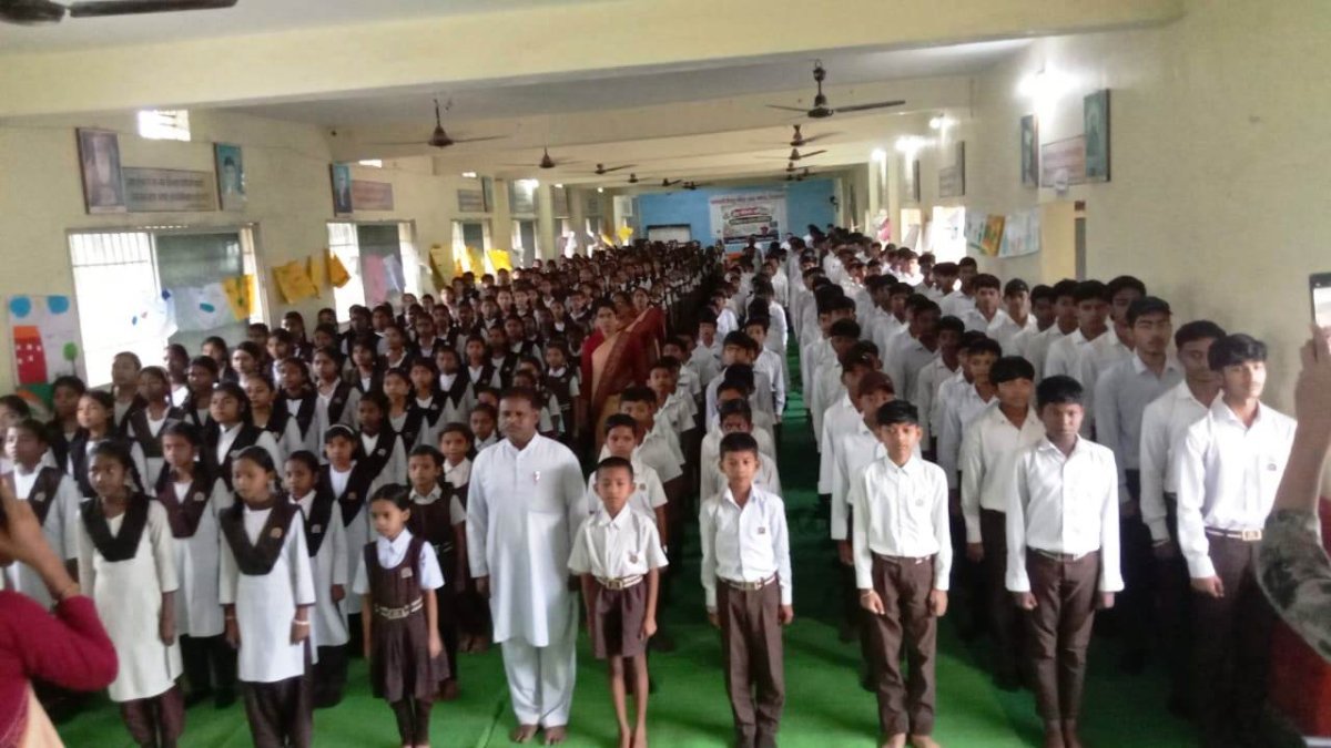 Students participating in the Vande Mataram singing program (Image Source: Keertiman Media