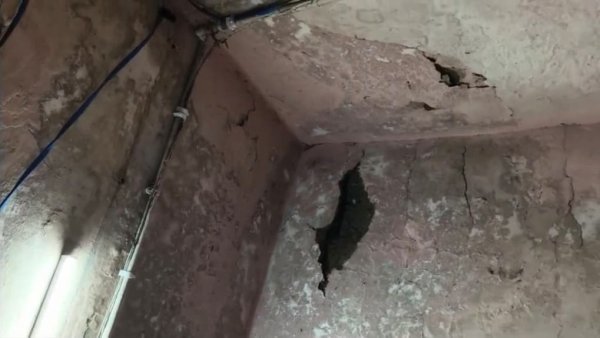 Tribal Hoste: 1985 के भवन में रह रहे छात्र, जर्जर छत से खतरे में 29 बच्चों की जान