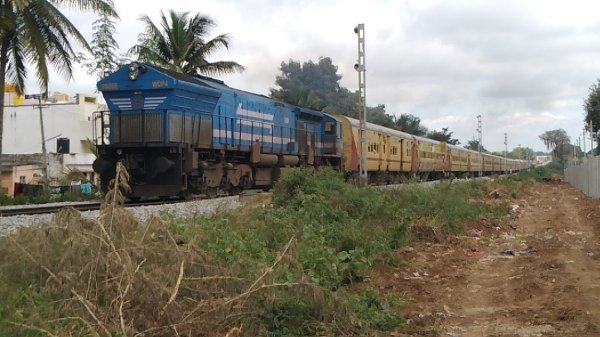 Bilaspur Tirupati Express: रेल यात्रियों के लिए राहत भरी खबर, नारला रोड स्टेशन पर रुकने लगी बिलासपुर-तिरुपति एक्सप्रेस
