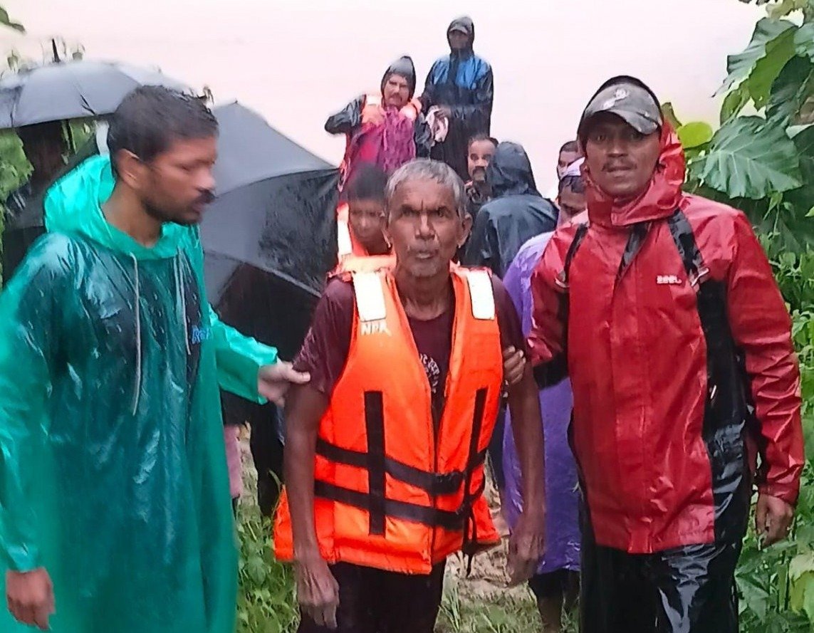 Narayanpur Flood: माड़ीन नदी में बढ़ा जलस्तर, बाढ़ में फंसे ग्रामीण को प्रशासन ने सुरक्षित निकाला