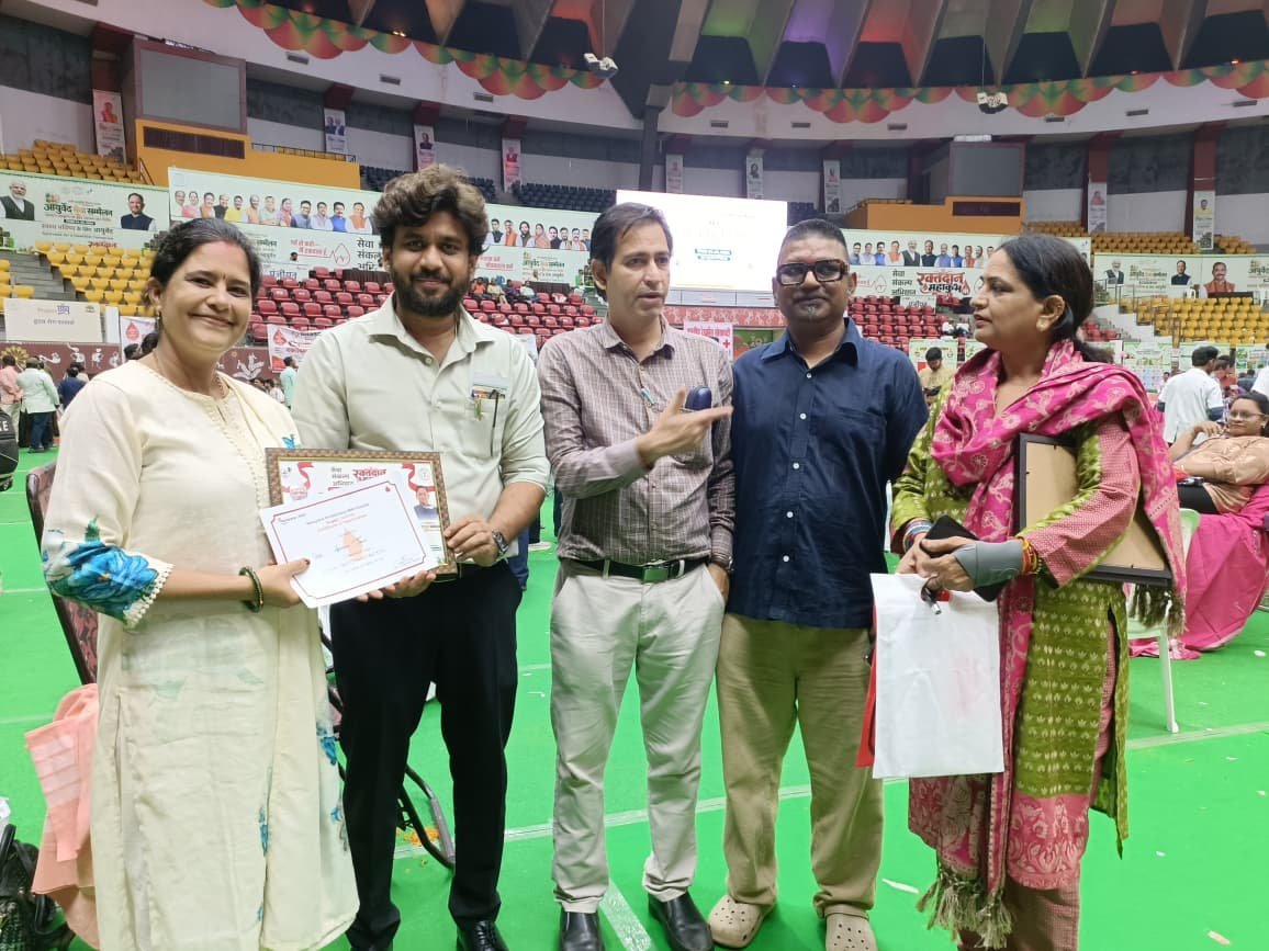 Mandir Hasoud teachers donate blood ( Image Source  - Keertiman Media )