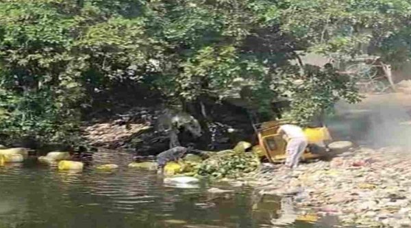 Sehore News: पानी के केन से लदा ऑटो नाले किनारे पलटा, जर्जर पुलिया पर उठे सवाल