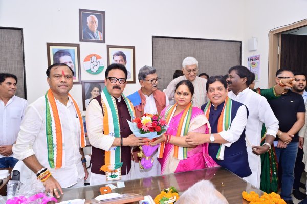 CG Politics: नवनियुक्त प्रदेश प्रभारी के आगमन पर, पूर्व मंत्री डॉ. शिवकुमार डहरिया ने किया आत्मीय स्वागत