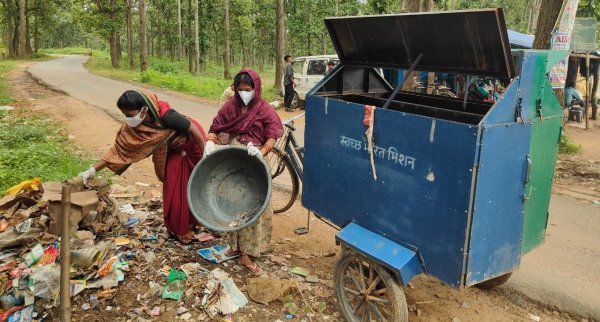 Swachh Bharat Mission: स्वच्छता की सच्ची मिसाल बनीं कोरिया की दो दीदियां, गांव में लाई जागरूकता