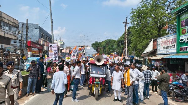 Congress Protest: महासमुंद में कांग्रेस का प्रदर्शन, CEC ज्ञानेश कुमार पर कार्रवाई की मांग, कलेक्ट्रेट तक निकाला मार्च