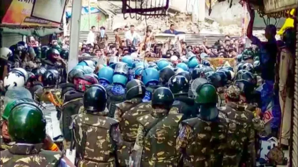 Shahi Masjid Ujjain: सड़क चौड़ीकरण के दौरान हंगामा, पथराव के बाद पुलिस का लाठीचार्ज, 5 इन्फ्लुएंसर्स समेत 10 पर FIR