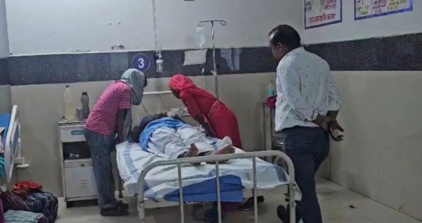 Durg School Accident: सरकारी स्कूल भवन की सुरक्षा पर सवाल, परीक्षा के बीच छत का प्लास्टर गिरने से तीन विद्यार्थी हुए घायल