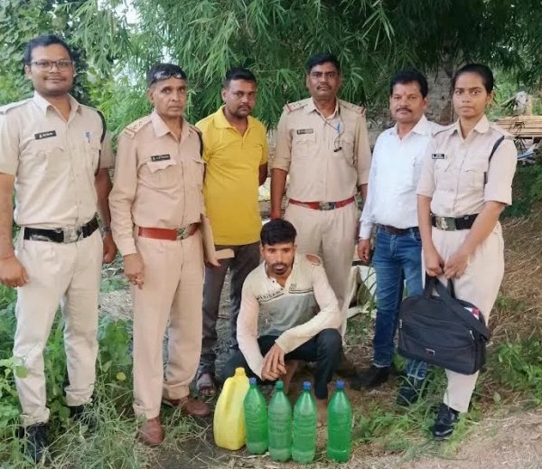 Mahasamund Illegal Liquor Case: अवैध शराब के खिलाफ आबकारी विभाग की कार्रवाई, 99 लीटर महुआ शराब और 1315 किलोग्राम महुआ लाहन जब्त