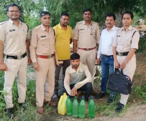 Mahasamund Illegal Liquor Case: अवैध शराब के खिलाफ आबकारी विभाग की कार्रवाई, 99 लीटर महुआ शराब और 1315 किलोग्राम महुआ लाहन जब्त
