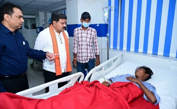 Deputy CM Sharma: हादसे के चार घायल स्वस्थ होकर डिस्चार्ज, उप मुख्यमंत्री शर्मा ने दिए बेहतर इलाज के निर्देश