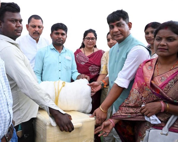 Mahasamund News: पीएम मत्स्य संपदा योजना से 2 मछुआरों को निःशुल्क मिला आइस बॉक्स और जाल