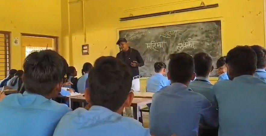 Free Education: ग्रामीण बच्चों के लिए मिसाल बने कृष्ण माणिकपुरी, निःशुल्क शिक्षा से संवार रहे भविष्य