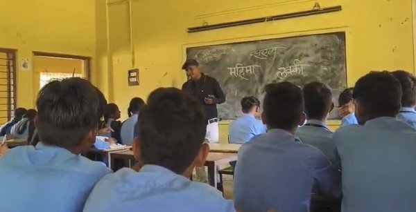 Free Education: ग्रामीण बच्चों के लिए मिसाल बने कृष्ण माणिकपुरी, निःशुल्क शिक्षा से संवार रहे भविष्य