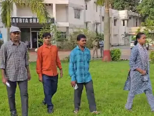 Naxal Rehabilitation: बस्तर में आत्मसमर्पण करने वाले 8 पूर्व नक्सलियों ने 10वीं की परीक्षा की पास, दो को प्रथम श्रेणी
