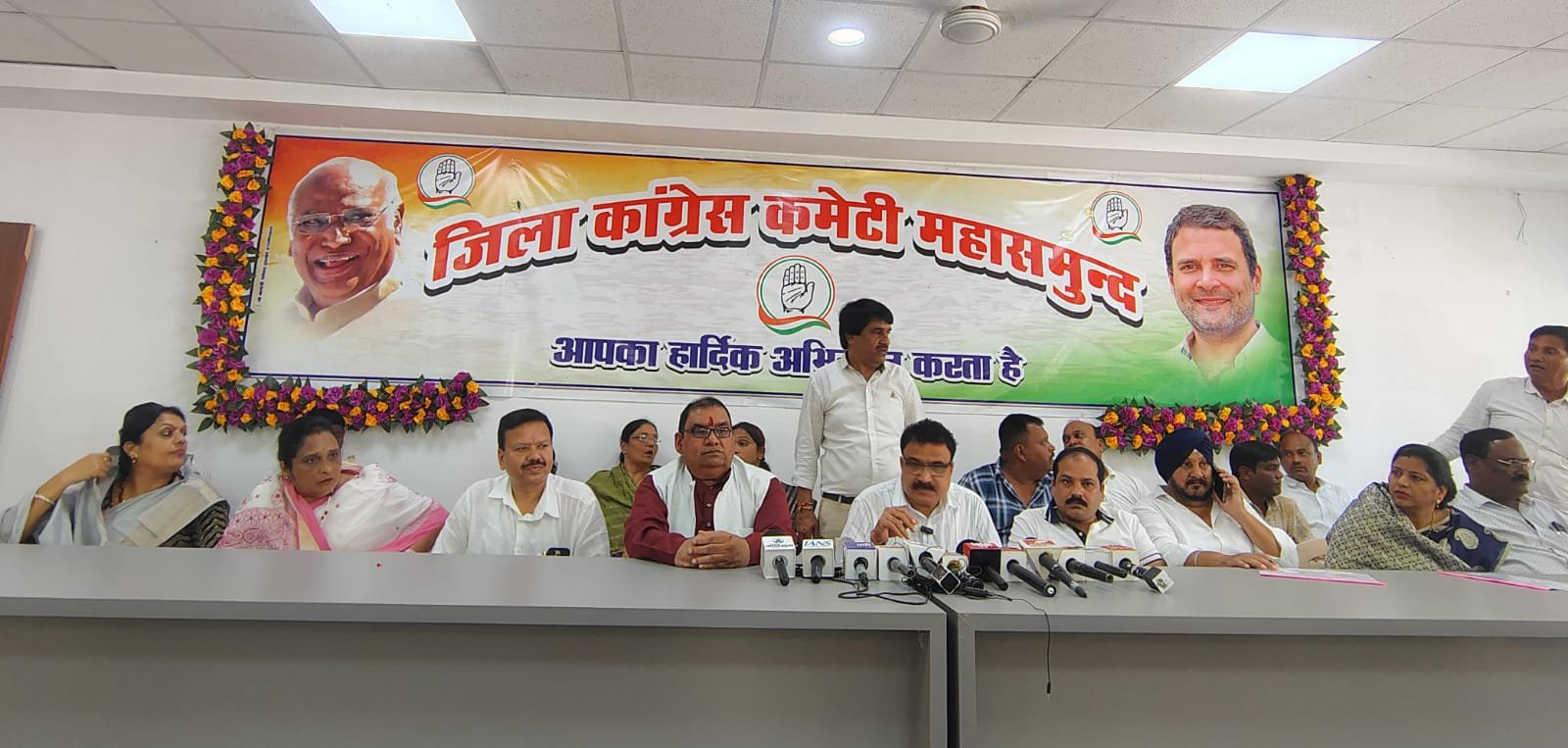 Chhattisgarh Congress: महासमुंद में SIR के खिलाफ कांग्रेस का मोर्चा, मतदाता सूची में नाम हटाने का मुद्दा उठा
