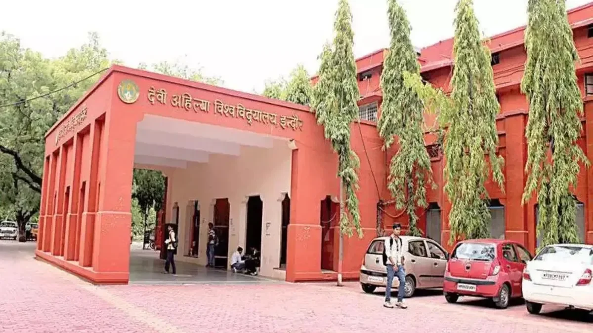 DAVV UG students exam transfer (Image Source: Keertiman Media)