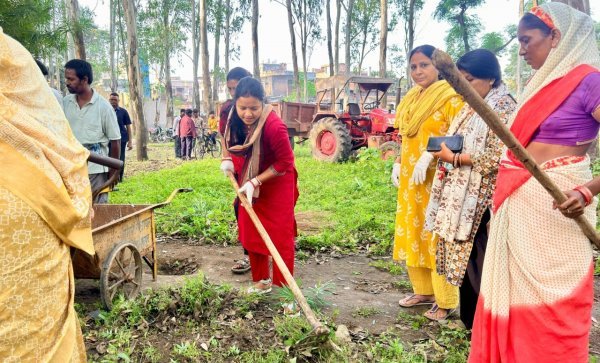Swachh Bharat Abhiyan: गांधी जयंती पर स्वच्छता का संदेश, मंदिर परिसर में चला विशेष सफाई अभियान