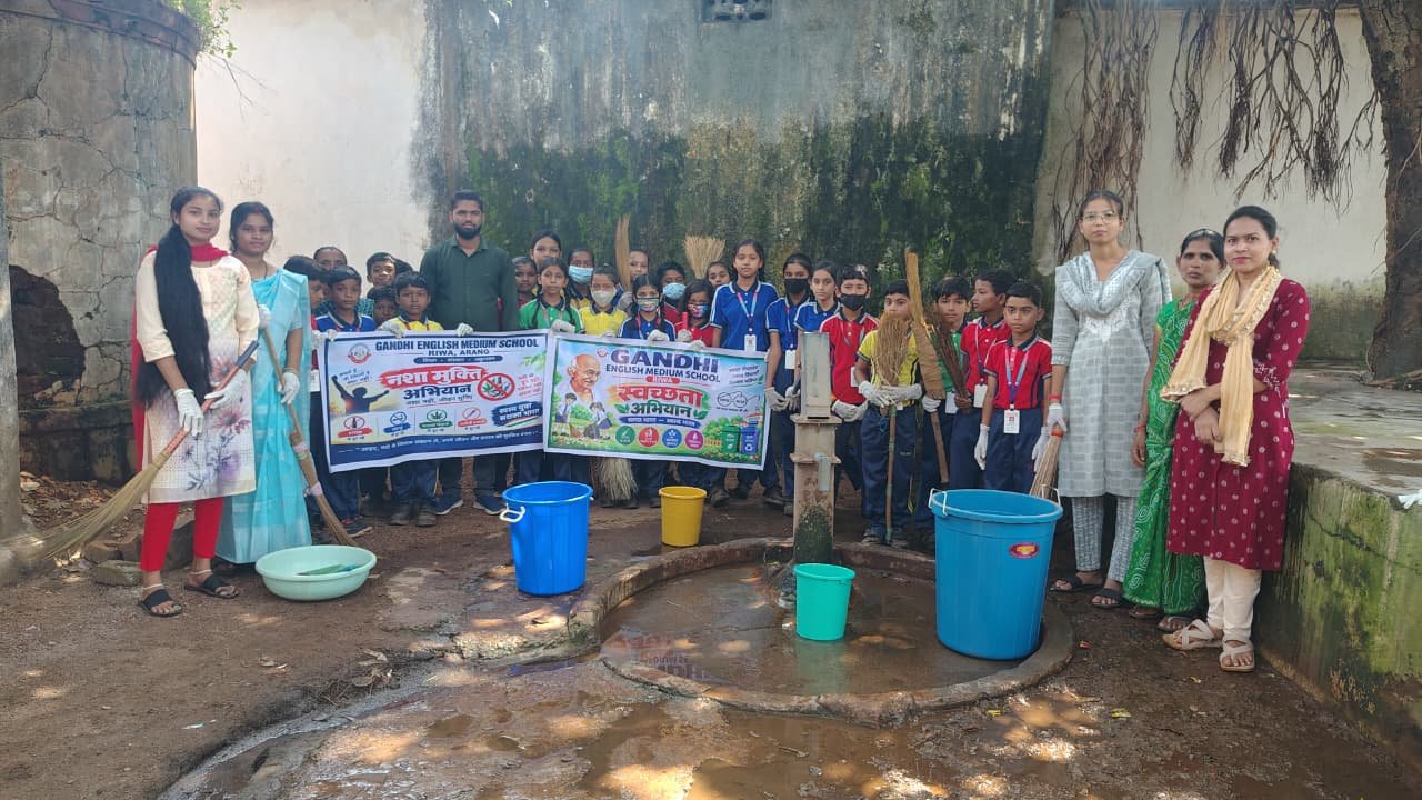 Arang News: गांधी इंग्लिश मीडियम स्कूल में गूंजा बापू का संदेश बच्चों ने स्वच्छता और जल संरक्षण की उठाई मशाल