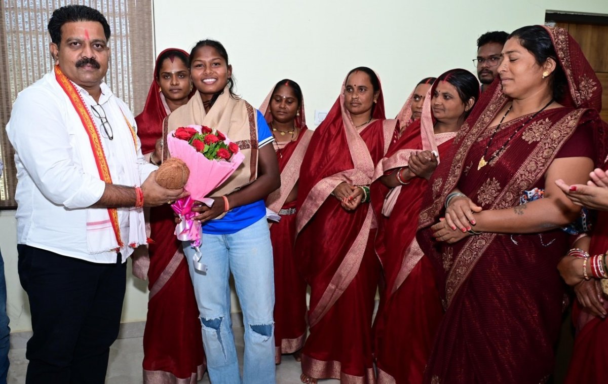 Vijay Sharma with hockey player Geeta Yadav(Image Source: CGDPR)
