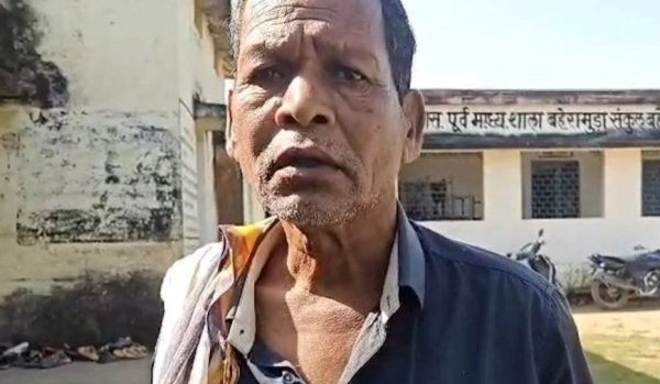 Bilaspur News: नशे की हालत में शिक्षक का वीडियो वायरल, 10 महीने से वेतन नहीं मिलने का दावा